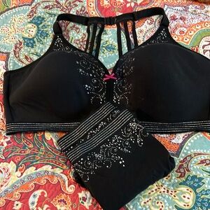 Bra and panty (2 panties) set